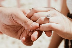 Na który palec zakłada się pierścionek zaręczynowy?