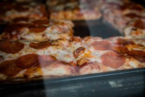 Skąd pochodzi pizza? Pizza jak z pizzerii