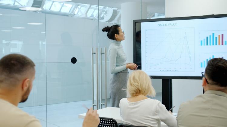 photo 1758691736542 c437fea2c673cropentropycstinysrgbfitmaxfmjpgixidM3wxNDA1NTd8MHwxfHNlYXJjaHw4N3x8cHJvamVjdG9yJTIwaW50ZXJhY3RpdmUlMjBtb25pdG9yc3xlbnwxfDB8fHwxNzYzMzE0NDIyfDAixlibrb 4.1.0q80w1080